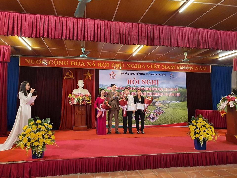 Lãnh đạo Sở VHTTDL Phú Thọ tặng hoa, trao giải cho các tổ chức, cá nhân có sản phẩm đạt giải Nhì